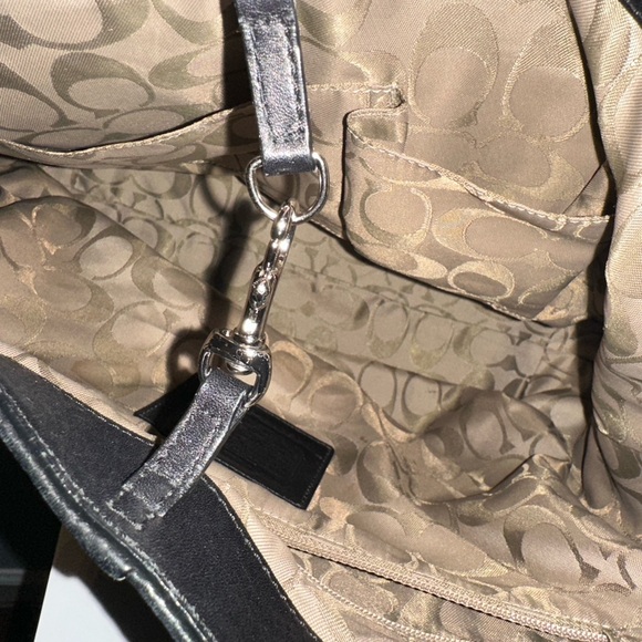 Vintage Coach Pebbled Leather bag. Beautiful! Soft leather w/swivel bolt closure - Picture 3 of 14